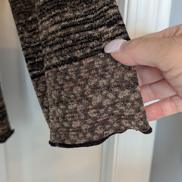 NWT Jules & Leopold Women's (Size M) V-Neck Top With Scalloped Hem and Sleeves - Picture 4 of 15